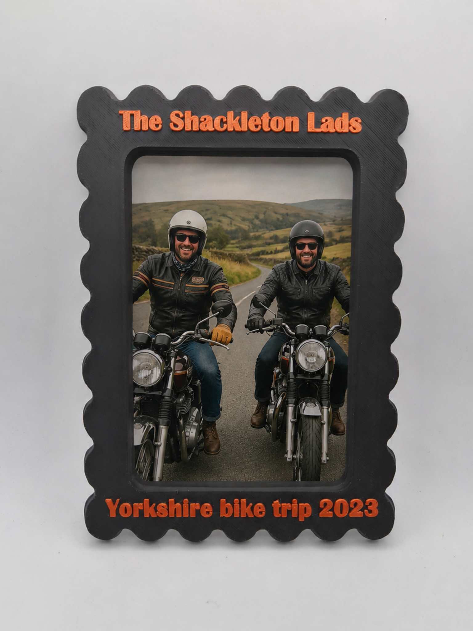 Scalloped Frame - Personalised Photo Frame with Custom Text in Scalloped Design